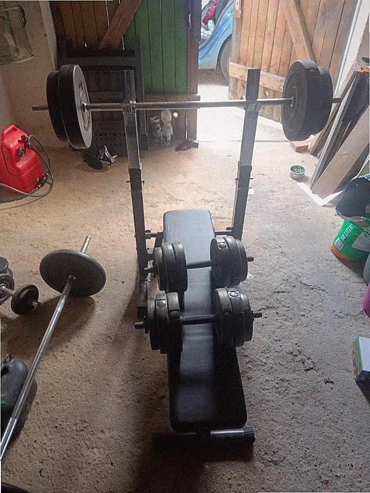 Eine Hantelbank Bis 150 Kg und Kurzhantel. Bei Mir Gewichten Preis ist VB