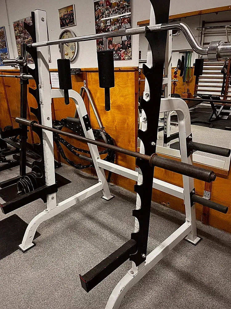 Squash Rack mit zwei Hantelstangen für Bankdrücken und Kniebeugen